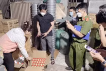 Các sản phẩm dầu nhớt giả của nhóm đối tượng bị cơ quan công an thu giữ.