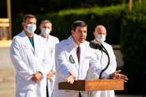 Khi ông Trump là tổng tư lệnh, bác sĩ thường phải gật đầu