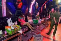 Lực lượng chức năng phát hiện tại phòng VIP6 của quán karaoke Hà Anh 5 sao có một số đối tượng tổ chức sử dụng trái phép chất ma túy. Ảnh: CAHP