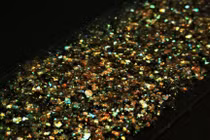 Vật liệu lấp lánh làm từ thực vật thay thế nhựa độc hại