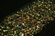 Vật liệu lấp lánh làm từ thực vật thay thế nhựa độc hại