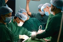  Cắt bướu giáp khổng lồ