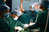  Cắt bướu giáp khổng lồ