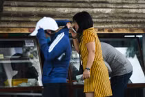 Cảnh mua bán bánh Trung thu mất trật tự ở phố Thụy Khuê