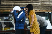 Cảnh mua bán bánh Trung thu mất trật tự ở phố Thụy Khuê