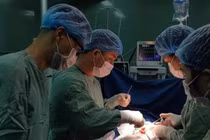 Phẫu thuật lấy khối u “0,5 kg tóc” trong dạ dày bé 7 tuổi