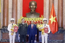 Chủ tịch nước Nguyễn Xuân Phúc đã trao Quyết định thăng cấp bậc hàm từ Trung tướng lên Thượng tướng đối với hai Thứ trưởng Bộ Công an: Trần Quốc Tỏ và Lương Tam Quang. 