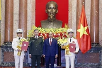 Chủ tịch nước Nguyễn Xuân Phúc đã trao Quyết định thăng cấp bậc hàm từ Trung tướng lên Thượng tướng đối với hai Thứ trưởng Bộ Công an: Trần Quốc Tỏ và Lương Tam Quang. 