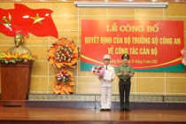 Thứ trưởng Bộ Công an Lê Văn Tuyến (phải) trao quyết định điều động, bổ nhiệm Giám đốc Công an tỉnh Quảng Bình cho Đại tá Nguyễn Hữu Hợp. 