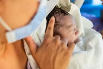 2% trẻ sơ sinh bị lây bệnh từ mẹ mắc COVID-19