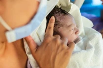 2% trẻ sơ sinh bị lây bệnh từ mẹ mắc COVID-19