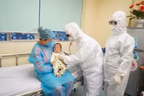 Dấu hiệu trẻ dưới 5 tuổi mắc COVID-19 cần cấp cứu