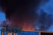 Cửa hàng Điện Máy Xanh ở thị trấn Cờ Đỏ bất ngờ bốc cháy dữ dội.