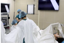 Thông âm đạo chột cho người phụ nữ có 2 tử cung