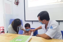 Trẻ khò khè suốt 2 tháng vì nuốt phải khóa dây kéo bằng kim loại