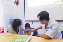 Trẻ khò khè suốt 2 tháng vì nuốt phải khóa dây kéo bằng kim loại