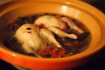 Gà hầm kỷ tử chữa teo liệt tuổi già