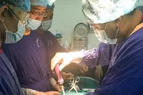 Bơm xi măng sinh học có bóng cứu “gù” cho bệnh nhân bị xẹp thân đốt sống