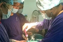 Bơm xi măng sinh học có bóng cứu “gù” cho bệnh nhân bị xẹp thân đốt sống