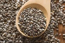 Chất béo omega-3 trong hạt chia cao hơn 7 – 8 lần so với cá hồi