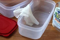 Tẩy dầu mỡ trên hộp nhựa