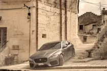 Mẫu xe Jaguar XF đã thực hiện những hành động để truy đuổi James Bond trên đường phố miền Nam nước Ý trong bộ phim Điệp viên 007 thứ 25.