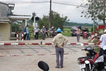 Ô tô vượt gác chắn tàu hỏa, 3 người trong gia đình thương vong