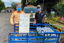 Người dân về quê được hỗ trợ 1,5 lít xăng.