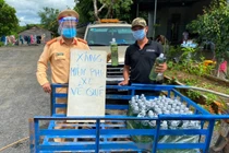 Người dân về quê được hỗ trợ 1,5 lít xăng.