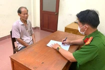 Ông Huỳnh Văn Điều tại cơ quan công an. Ảnh: Công an tỉnh Bến Tre.