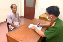 Ông Huỳnh Văn Điều tại cơ quan công an. Ảnh: Công an tỉnh Bến Tre.