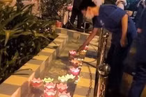 Người ra đi cố cười an ủi, người ở lại đau vẫn chưa nguôi, con nép mình ngơ ngác bên di ảnh!