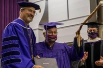 Tốt nghiệp đại học ở tuổi 97