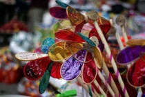 Chọn đồ chơi Trung thu an toàn