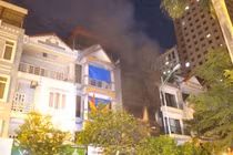 Đêm Trung thu 2 nhà ở Hà Nội cháy rừng rực, giải cứu 4 người