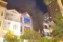 Đêm Trung thu 2 nhà ở Hà Nội cháy rừng rực, giải cứu 4 người