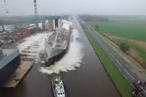 hạ thủy tàu cỡ lớn