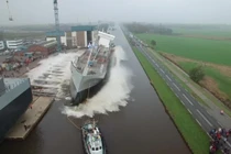 hạ thủy tàu cỡ lớn