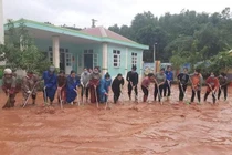  Nhiều học sinh vùng lũ trở lại trường