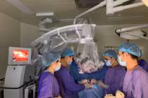 U trong ống sống cần được mổ sớm