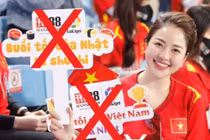 2 hot girl mượn cớ cổ vũ bóng đá để PR cho sàn cờ bạc, cá độ?