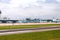 Sân bay Tân Sơn Nhất tạm dừng một đường băng, hành khách cần theo dõi lịch bay thường xuyên