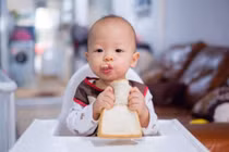 Suy dinh dưỡng vì ăn dặm sớm cho cứng cáp