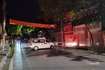 Công an vào cuộc vụ vợ chồng F0 ở lỳ trong nhà khi bị đưa đi cách ly