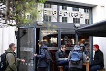 Thủ tướng Anh ra lệnh đóng cửa nhà hàng, quán bar trên toàn quốc