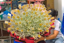 Bó hoa 100 cây vàng.