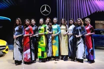 Dàn mẫu áo dài tỏa sáng cùng “ngôi sao ba cánh”