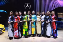 Dàn mẫu áo dài tỏa sáng cùng “ngôi sao ba cánh”