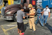 Tài xế xe container sử dụng ma túy, đem theo mã tấu