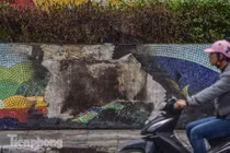 Con đường gốm sứ ven sông Hồng rạn nứt, bong tróc nham nhở